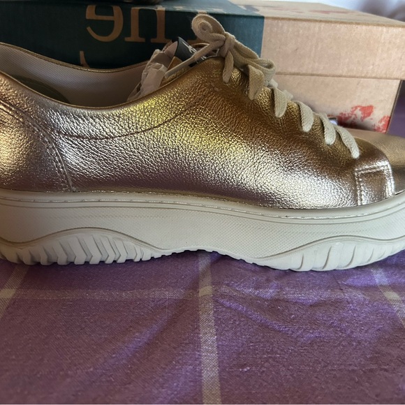 OTBT Gold Sneakers Luxe Casual Design - Picture 4 of 5